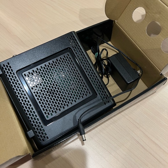 Motorola ARRIS SURFboard Cable Modem & Wi-Fi 2.4GHz + 5GHz Dual Band Router - Picture 10 of 15